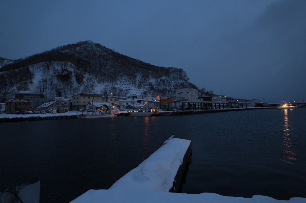 夜明けの羅臼漁港