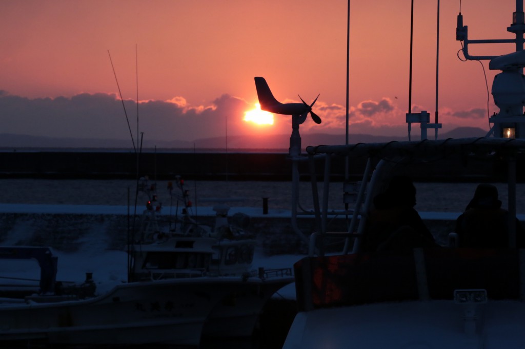 夜明けの羅臼漁港