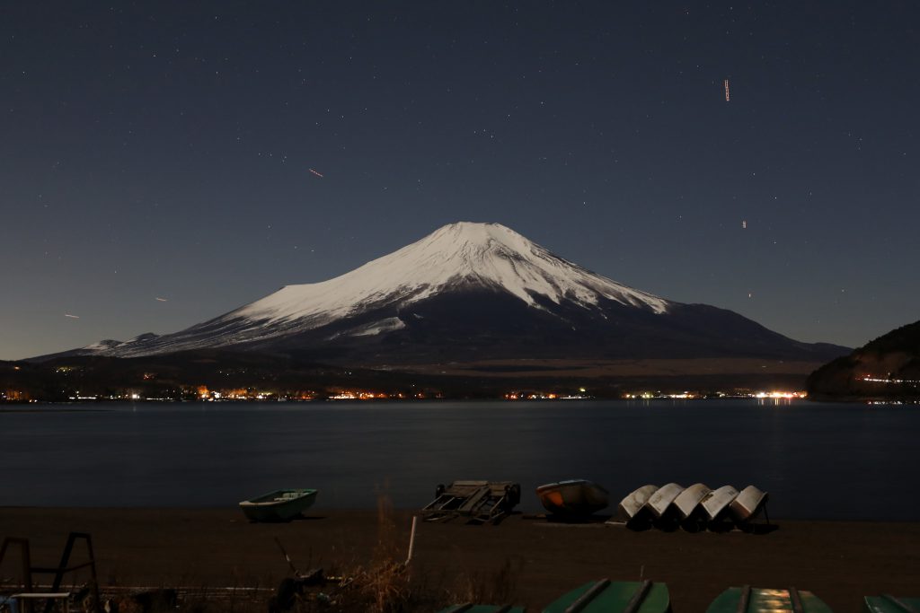 夜空にそびえる富士山